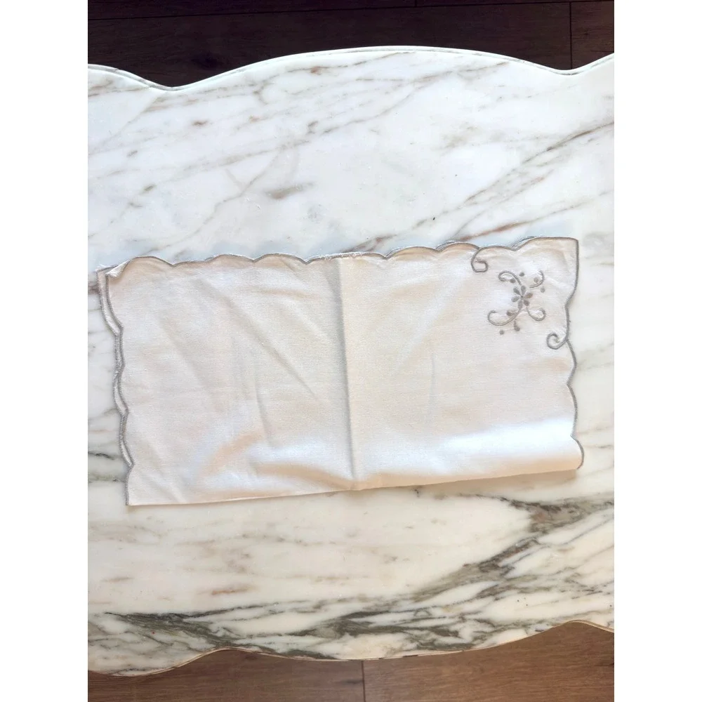 Set of 5 Vintage Ivory Embroidered Scalloped Cloth Dinner Napkins